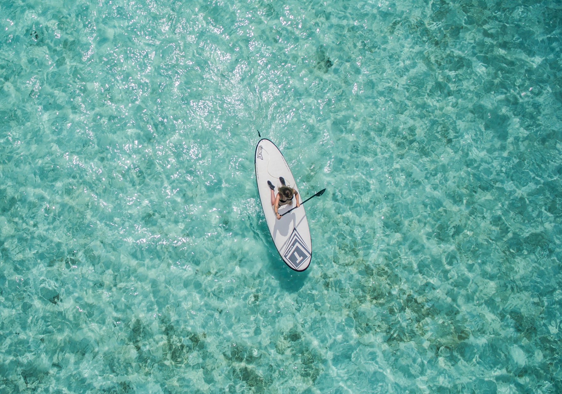 Paddle surf en aguas cristalinas