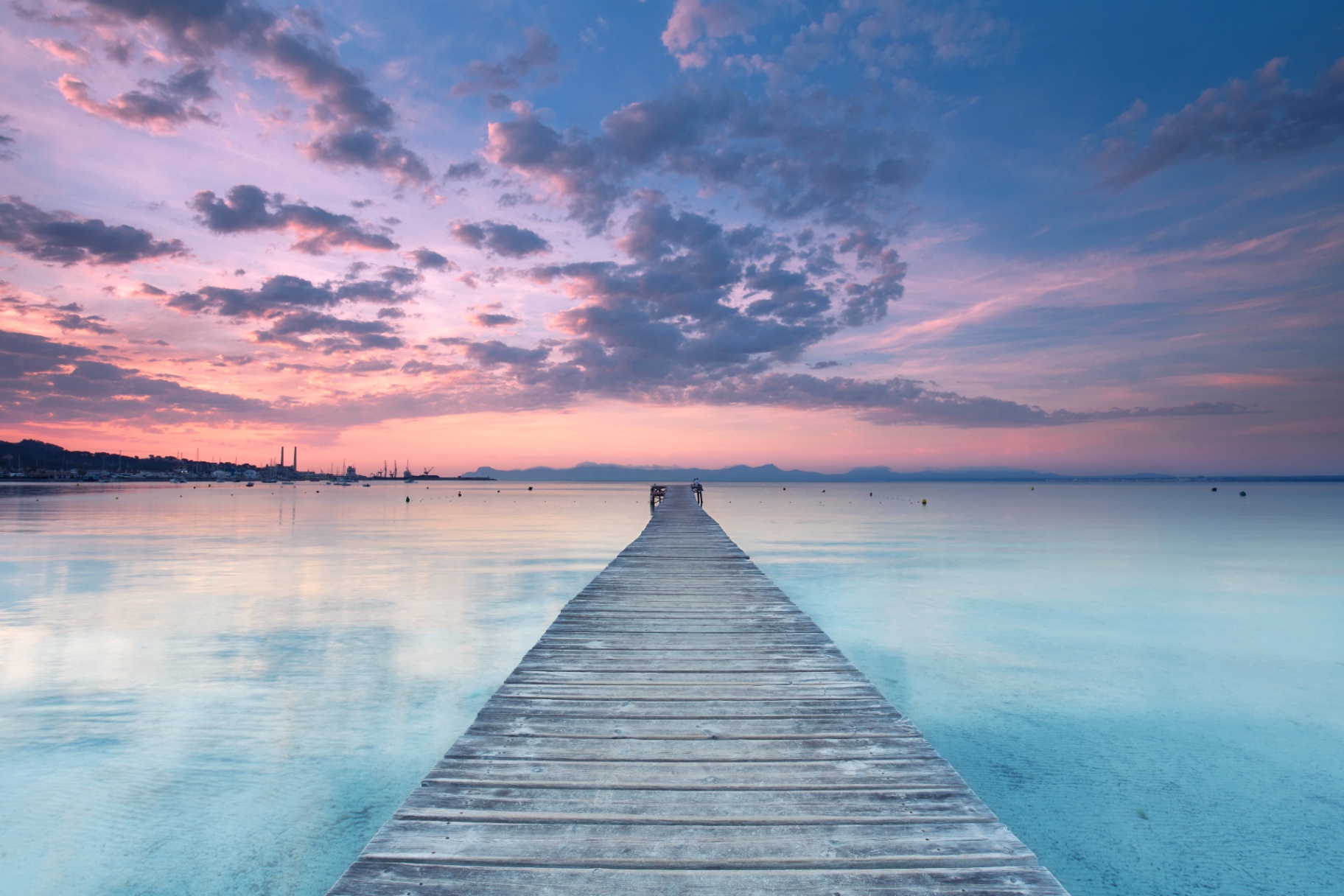 Muelle al amanecer en Mallorca